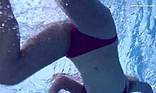 La adolescente rusa Elena Prokovas tiene sus tetas naturales y su cuerpo perfecto en la piscina. ¡No te pierdas esta escena caliente!