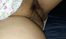Pacar berambut coklat menggosok vaginanya yang dicukur di rumah sambil menonton hentai