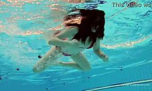 Katy Sorokas medence mellett meztelenül úszik piros bikini alsóban