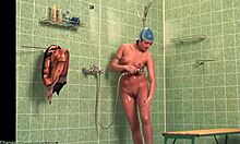 Slank amatør viser sin våde nøgne krop i bruserne (HD voyeur)