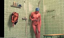 Η λεπτή ερασιτέχνης δείχνει το βρεγμένο γυμνό της σώμα στα ντους (HD ηδονοβλεψίας)