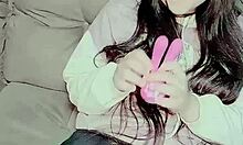 Домашно видео на сладко момиче, което изследва удоволствието си с вибратор за зайче