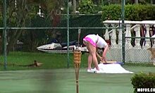 Tenisçi kız, havlu için eğilirken etek altı gösteriyor