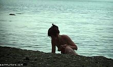 Szczupła laska pokazuje swoje całkowicie nagie ciało na plaży nudystów
