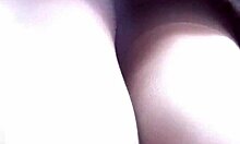 सेक्सी पैंटी में एक शानदार बॉम्बशेल कैमरे पर बेहद शरारती है।