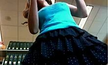 בלונדינית צעירה עם חצאיות מציגה את הפטמות המפנקות שלה בשידור חי