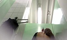 Καυλιάρης καστανομάλλα γκόμενα κάνει σεξ με τον παχουλό της φίλο (HD ηδονοβλεψίας XXX)
