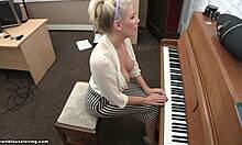 बड़े स्तन वाली ब्लोंड के स्तन कैमरे पर पियानो बजाते हुए झड़ जाते हैं।
