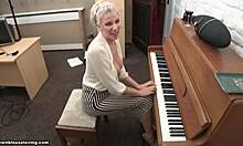 Vollbusige Blondinen hüpfen ihre Titten, während sie vor der Kamera Klavier spielt