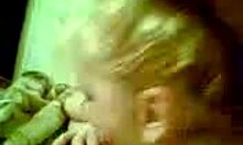 Farkakat éhes barátnő szopja a faszt otthon készült videóban