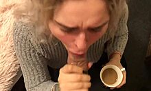 Блондинката красавица удовлетворява приятеля си с орален секс и пост-котус кафе глътка