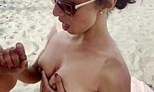 Seorang wanita Eropa menikmati beberapa sentuhan di pantai nudis