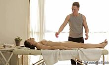 Silvia Jons dá uma massagem erótica para o namorado