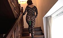 Η μεγαλόστηθη MILF με το τριχωτό μουνί και τα μεγάλα βυζιά απολαμβάνει τον εαυτό της στις σκάλες σε βίντεο POV