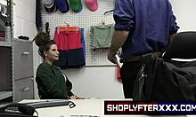 Wrex Oliver, agentul de securitate în patrulare în timpul vânzărilor de Black Friday, primește avertisment despre potențialele furturi
