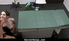 Doktor ve hemşire, hastalarının arzularını tatmin etmek için bir araya geliyor - DoctorBang
