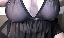 बड़े स्तनों वाली कामुक गृहिणी कपड़े उतारती है और खुद को खुश करती है - दूध के साथ मारी