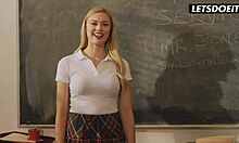 Амбър Мур, 19-годишна блондинка, умело язди черен кур - Близък план и домашно видео