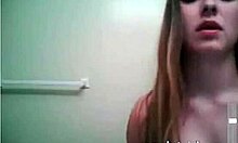 Erotikk hjemmelaget video av en søt nettkamera jente som onanerer