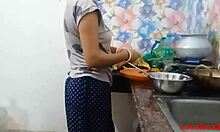Il video della webcam di una bhabi locale che si sporca in sala da pranzo