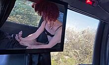 Vzrušená transsexuálka Arcanne dostává v autě anální sex