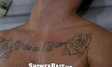 Fare sesso anale sotto la doccia con un figo amico gay