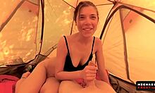 Una coppia amatoriale fa sesso violento in un campeggio affollato ad Amsterdam con un punto di vista pubblico