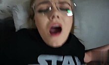 O adolescentă norvegiană ajunge la orgasm, este pătrunsă și ejaculează în gură în timpul unui videoclip făcut acasă