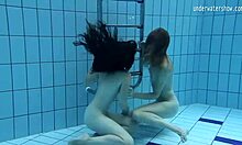 Gadis-gadis Rusia Clara Umora dan Bajankina menikmati aksi bawah air yang panas