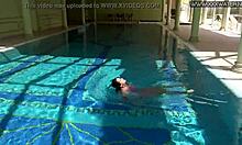 Il video fatto in casa di Jessica Lincoln mostra una bella ragazza che fa una doppia penetrazione in piscina